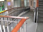 Podjazd dla osób niepełnosprawnych, prowadzący do sal konferencyjnych w "okrąglaku", oddano do użytku w Świętokrzyskim Urzędzie Wojewódzkim