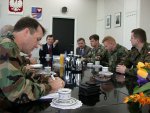 Wojewoda Świętokrzyski spotkał się z czterema żołnierzami amerykańskiego 96 Batalionu ds. Współpracy Cywilno-Wojskowej z Fort Bragg w Karolinie Północnej, przebywających w Centrum Szkolenia dla potrzeb Sił Pokojowych.