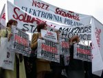 Około dwieście osób - członków i sympatyków NSZZ "Solidarność" - demonstrowało przed budynkiem Świętokrzyskiego Urzędu Wojewódzkiego