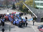 Przed budynkiem ŚUW odbyła się pikieta przeciwko rosnącemu bezrobociu w regionie oraz planowanym zmianom w Kodeksie Pracy, zorganizowana przez Radę Wojewódzką Ogólnopolskiego Porozumienia Związków Zawodowych