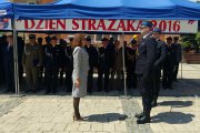 Wojewoda agata Wojtyszek podczas uroczystych obchodów Dnia Strażaka w Sandomierzu. 