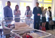 Wojewoda Agata Wojtyszek odwiedziła trojaczki w szpitalu na kieleckim Czarnowie. 