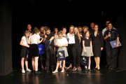Wojewoda Agata Wojtyszek gratuluje laureatom "Przeglądu Małych Form Teatralnych" (zdjęcia dzięki uprzejmości Zespołu Prasowgo KGP w Kielcach). 