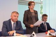 Wojewoda Agata Wojtyszek wręcza promesy przedstawicielom gmin i powiatów. 