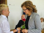 Wojewoda Agata Wojtyszek w szkole w Marzyszu. 
