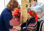 Wojewoda Agata Wojtyszek składa życzenia Zofii Skowron,104-latce z Kaczkowic. 
