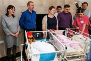Wojewoda Agata Wojtyszek odwiedziła w kieleckim szpitalu trojaczki i ich rodziców. 