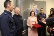 Wyróżnienie dla policjanta (fot. dzięki uprzejmości Zespołu Prasowego KWP w Kielcach). 