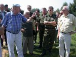 Siedmiu oficerów Wojewódzkiego Sztabu Wojskowego w Kielcach zapoznało się ze stanem wałów przeciwpowodziowych i urządzeń wodnych w południowej części województwa