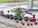 Wojewoda Świętokrzyski oraz przedstawiciele władz miasta oddali hołd ofiarom tragedii w Stanach Zjednoczonych - dokładnie jedną dobę po tym, jak pierwszy samolot uderzył w gmach World Trade Center, złożono kwiaty i zapalono znicze przed obeliskiem mającym