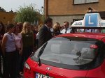 Włodzimierz Wójcik - Wojewoda Świętokrzyski uczestniczył w uroczystości przekazania Zespołowi Szkół Zawodowych w Pińczowie samochodu osobowego do nauki jazdy