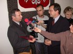 Włodzimierz Wójcik - Wojewoda Świętokrzyski wręczył akty nadania obywatelstwa polskiego trzem osobom z Ukrainy, Syrii i Algierii
