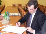 W obecności wojewody Włodzimierza Wójcika podpisano porozumienie o współpracy w sprawie przygotowania programu rozwoju "Zagłębia Ceramicznego"