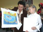Joanna Grzela, wicewojewoda świętokrzyski wręczyła nagrody w konkursie plastycznym dla dzieci i młodzieży pod hasłem "Woda - Bezpieczeństwo - Ja"