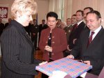 Najlepsi pracownicy Świętokrzyskiego Urzędu Wojewódzkiego otrzymali odznaczenia państwowe, nagrody jubileuszowe oraz listy gratulacyjne.