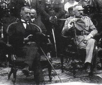 Wojewoda I. Manteuffel oraz marszałek J. Piłsudski podczas mszy św. w Kielcach - 26 sierpnia 1926r.
