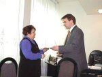 Jubileusz 25-lecia pracy zawodowej obchodziła pracownica Wydziału Spraw Społecznych ŚUW, która otrzymała z tej okazji list gratulacyjny oraz kwiaty z rąk Dyrektora Generalnego Świętokrzyskiego Urzędu Wojewódzkiego