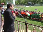 Wojewoda Świętokrzyski - Włodzimierz Wójcik otworzył na stadionie kieleckiej "Korony" rozgrywki Minimundialu 2002 - piłkarskiego turnieju organizowanego od 1978 roku przez "Echo Dnia", na wzór piłkarskich mistrzostw świata