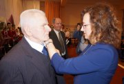 Wojewoda agata Wojtyszek wręcza odznaczenia państwowe. 