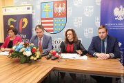 Wojewoda Agata Wojtyszek podpisuje porozumienie. 