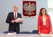 Wojewoda Agata Wojtyszek wręcza promesy przedstawicielom gmin. 