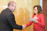 Wojewoda Agata Wojtyszek wręcza promesy przedstawicielom gmin. 