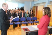 Wojewoda Agata Wojtyszek wręcza promesy przedstawicielom gmin. 