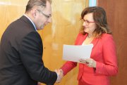 Wojewoda Agata Wojtyszek wręcza promesy przedstawicielom gmin. 