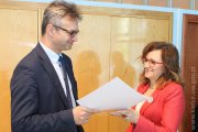 Wojewoda Agata Wojtyszek wręcza promesy przedstawicielom gmin. 