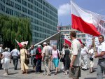Ponad 20 członków i sympatyków Ligi Polskich Rodzin manifestowało przed budynkiem ŚUW domagając się wprowadzenia przez rząd natychmiastowego zakazu sprzedaży ziemi cudzoziemcom