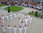 Kilka tysięcy osób - głównie młodzieży szkolnej - złączyło się w południe przed gmachem Kieleckiego Centrum Kultury w "Łańcuch Czystych Serc", poprowadzony przez Marka Kotańskiego