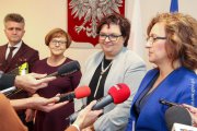 Wiceminister Elżbieta Bojanowska i wojewoda Agata Wojtyszek zainaugurowały cykl konsultacji z przestawicielami Powiatowych Centrów Pomocy Rodzinie z terenu województwa świętokrzyskiego. 