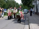W 57. rocznicę pogromu Żydów w Kielcach, Włodzimierz Wójcik - Wojewoda Świętokrzyski oraz przedstawiciele władz samorządowych złożyli kwiaty pod pamiątkową tablicą wmurowaną w ścianę kamienicy na Plantach.