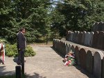 W 60 rocznicę likwidacji kieleckiego getta, Włodzimierz Wójcik - Wojewoda Świętokrzyski złożył kwiaty na cmentarzu żydowskim na Pakoszu