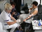 Po 450 mililitrów krwi oddali honorowo Joanna Grzela - Wicewojewoda Świętokrzyski oraz grupa pracowników Świętokrzyskiego Urzędu Wojewódzkiego podczas akcji "Krew darem życia", zorganizowanej przez Regionalne Centrum Krwiodawstwa i Krwiolecznict