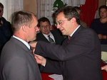 Podczas uroczystej sesji rady Gminy w Oksie Włodzimierz Wójcik - Wojewoda Świętokrzyski wręczył zasłużonym samorządowcom odznaczenia państwowe