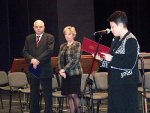 Wyróżnienia dla jednostek pomocy społecznej i organizacji pozarządowych za cenne inicjatywy podjęte w 2003 roku wręczyła Joanna Grzela, Wicewojewoda Świętokrzyski