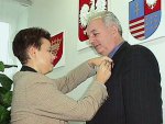 Wicewojewoda Świętokrzyski - Joanna Grzela udekorowała Medalami za Zasługi dla Obronności Kraju, przyznanymi przez Ministra Obrony Narodowej, zasłużonych pracowników administracji rządowej i samorządowej oraz przedstawicieli podmiotów gospodarczych z tere