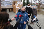  23.03.2021. Przekazanie przez wojewodę sprzętu medycznego.