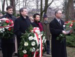 W 60 rocznicę wyzwolenia Kielc spod okupacji hitlerowskiej wojewoda Włodzimierz Wójcik i wicewojewoda Joanna Grzela złożyli kwiaty pod pomnikiem na Kadzielni