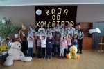 Młodzież czyta wiersze przedszkolakom