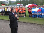 Włodzimierz Wójcik, wojewoda świętokrzyski wziął udział w uroczystym otwarciu finału MINIEURO 2004, które odbyło się na stadionie w Nowinach