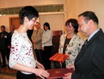 Zasłużeni pracownicy Świętokrzyskiego Urzędu Wojewódzkiego otrzymali nagrody jubileuszowe oraz listy gratulacyjne