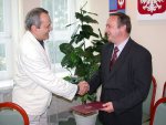 Sławomir Neugebauer, dyrektor generalny ŚUW podziękował za wieloletnią pracę trzem, odchodzącym na emeryturę, zasłużonym pracownikom Świętokrzyskiego Urzędu Wojewódzkiego