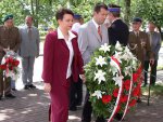 Kwiaty pod tablicą upamiętniającą szlak bojowy 4 Pułku Piechoty Legionów złożyła Joanna Grzela, wicewojewoda świętokrzyski