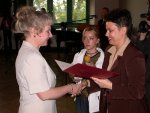 Joanna Grzela, wicewojewoda świętokrzyski wręczyła akty nadania obywatelstwa polskiego oraz odznaczenia nadane przez Prezydenta RP