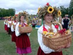 - Składam hołd spracowanym rękom naszych rolników. Dziękuję za ciężką  pracę, wytrwałość i niezwykłą cierpliwość - tak podziękował za zebrane plony rolnikom ze Świętokrzyskiego wojewoda Włodzimierz Wójcik podczas V Dożynek Wojewódzkich, które odbyły się w