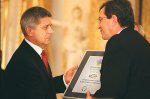 Premier Marek Belka gratulował wojewodzie Włodzimierzowi Wójcikowi wyróżnienia Polskiej Nagrody Jakości dla Świętokrzyskiego Urzędu Wojewódzkiego