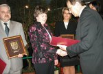 Włodzimierz Wójcik, wojewoda świętokrzyski wręczył nagrody najbardziej aktywnym gminom regionu świętokrzyskiego za rok 2004.