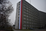 Flaga Polski na budynku Urzędu Wojewódzkiego w Kielcach